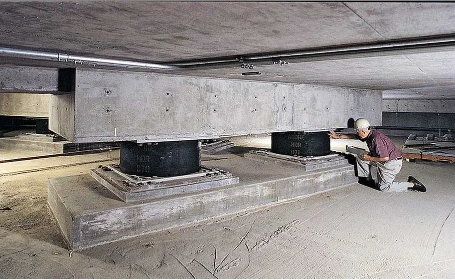 Projeto de isolamento sísmico de base em Blumenau — análise e dimensionamento